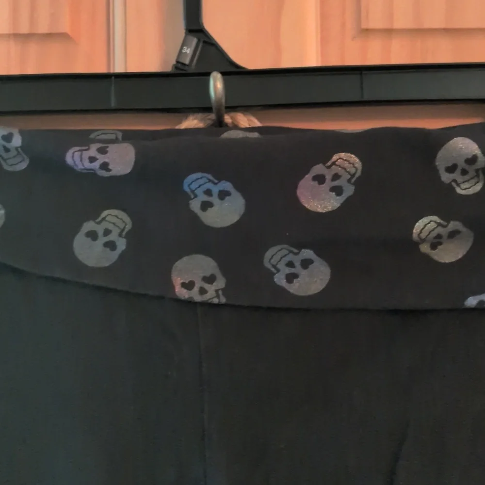 No Boundaries Black Skull Pattern capris - Picture 2 of 4